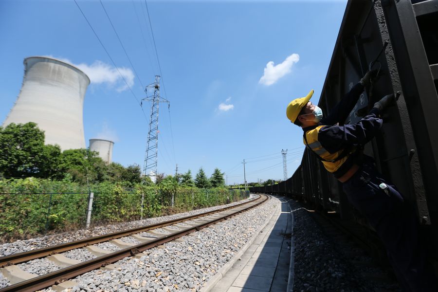 8月7日，宿州火车站调车组连结员邵石顶着烈日快取快送电煤到电厂。