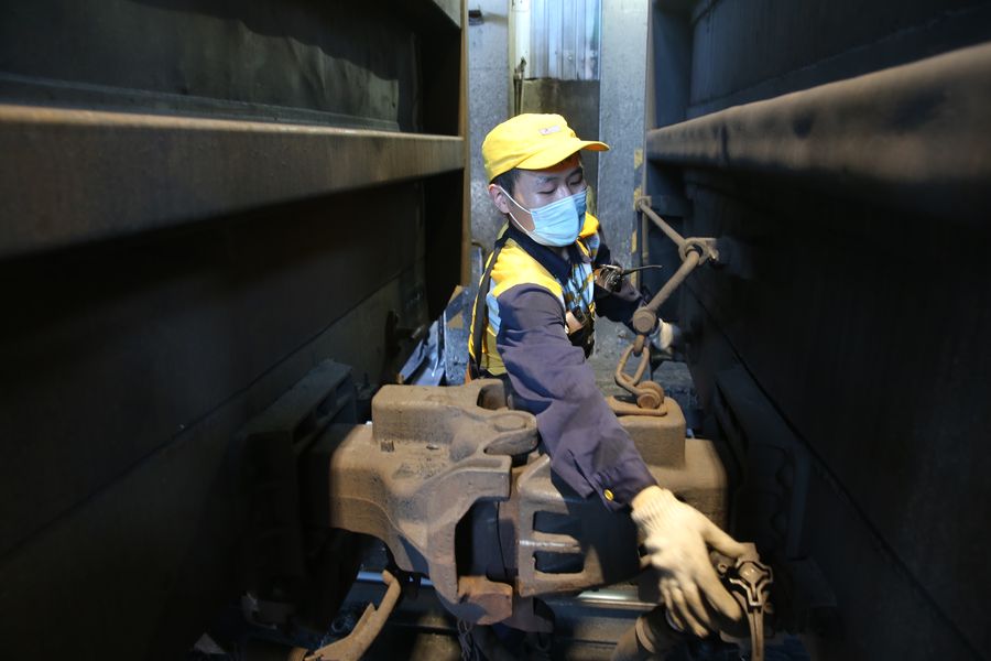 8月7日，宿州火车站调车组连结员邵石越过滚烫的车钩关闭车辆折角塞门，分解电煤列车。
