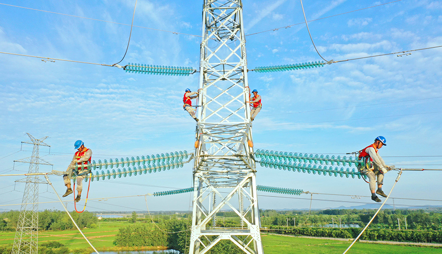 電力工人在進行消缺施工作業。 宋衛星攝