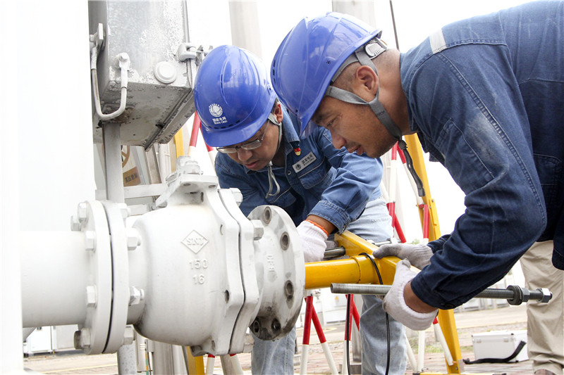 7月29日，马鞍山供电公司员工在220千伏上湖变电站检修主变放油阀。陶洋摄