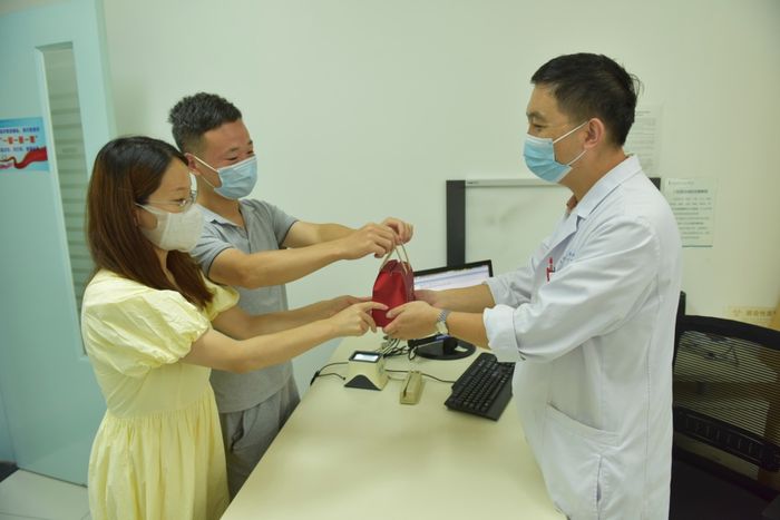 8月9日一早，袁先生夫妻二人为张医生送去喜糖。