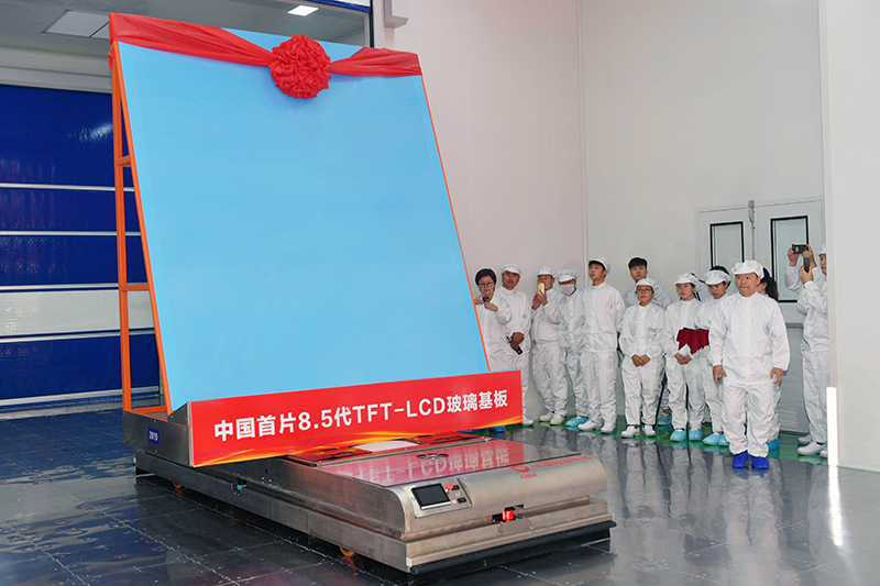 中国首片8.5代TFT-LCD玻璃基板。蚌埠市委宣传部供图