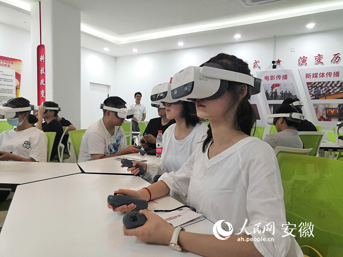 戴上VR眼镜感受历史。人民网 韩震震摄