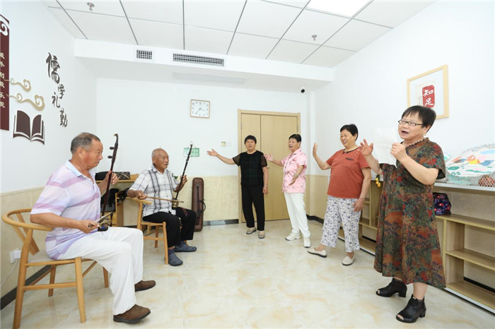 宋家琴老人正在養老服務中心和朋友們一起唱歌。劉煒鑫攝