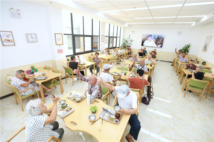 養老服務中心的食堂干淨明亮。劉煒鑫攝