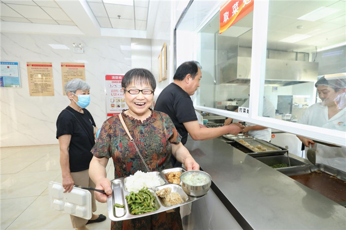 宋家琴老人展示自己的午餐。劉煒鑫攝