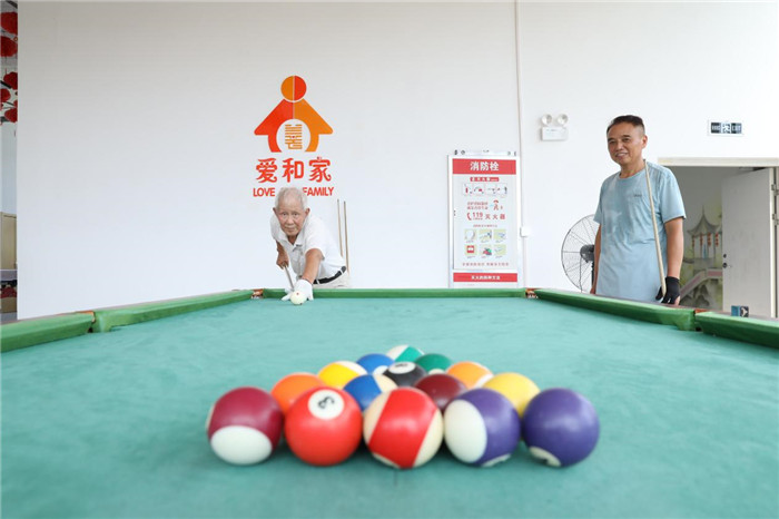 養老服務中心內老人正在打台球。劉煒鑫攝