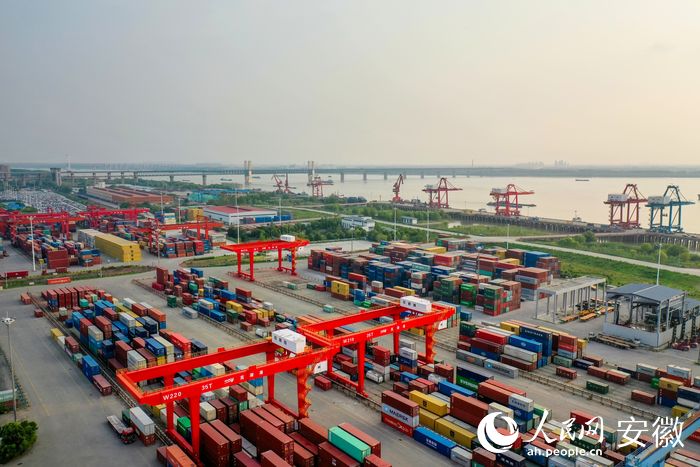 俯瞰芜湖港集装箱码头。人民网 陈若天摄