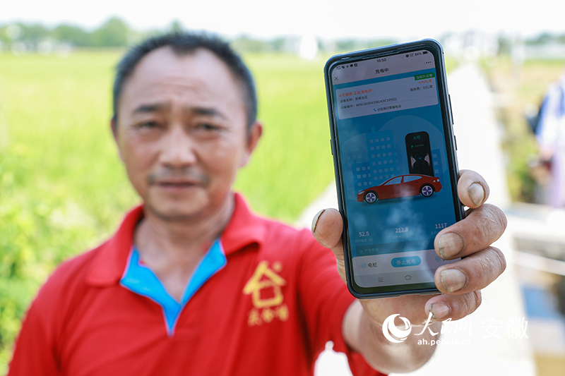 陈家兴用水了智慧农业灌溉系统，手机扫码即可实现充电抽水。人民网 张俊摄