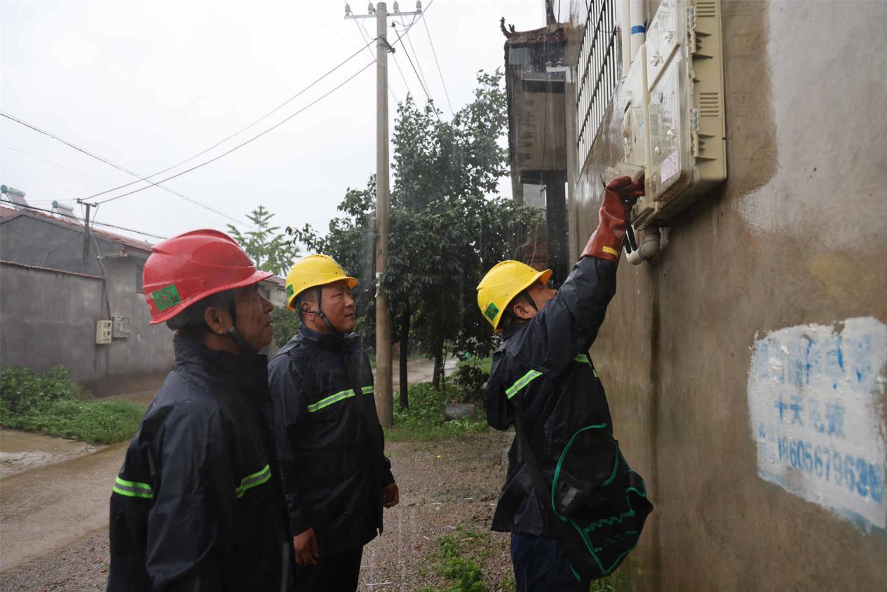 国网砀山县供电公司员工冒雨抢修供电设施。张闯摄
