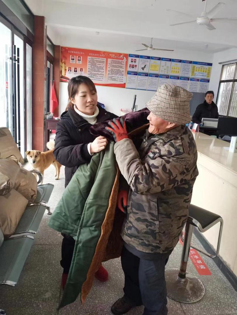 潜山市槎水镇开展关爱老年人行动。潜山市委宣传部供图