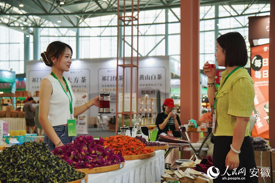 逛展市民品尝亳州花草茶。人民网 陈若天摄