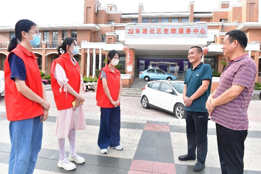 “小管家”们熟悉社区环境。