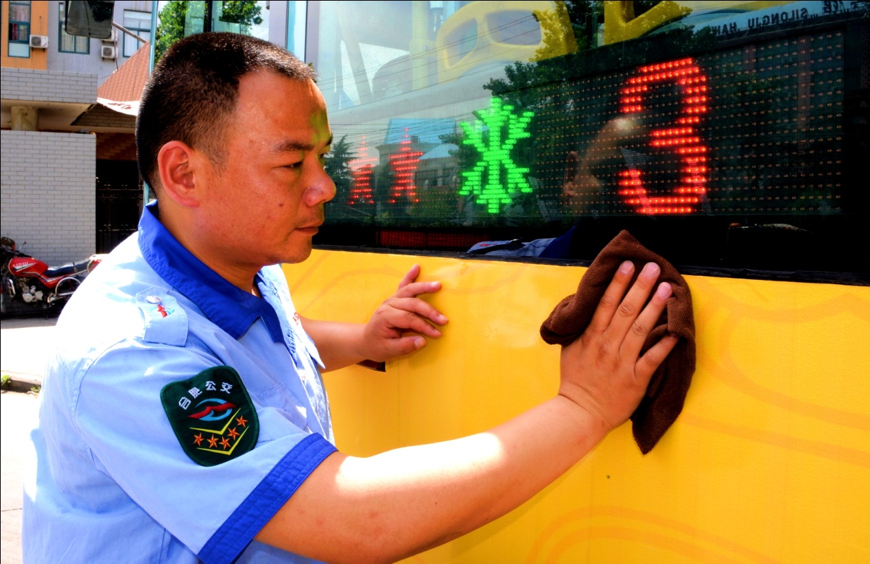 “中国好人”夏力把服务好乘客当作自己的使命。瑶海区委宣传部供图