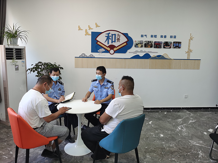 三里派出所民警正为市民调解纠纷。宿州市公安局供图