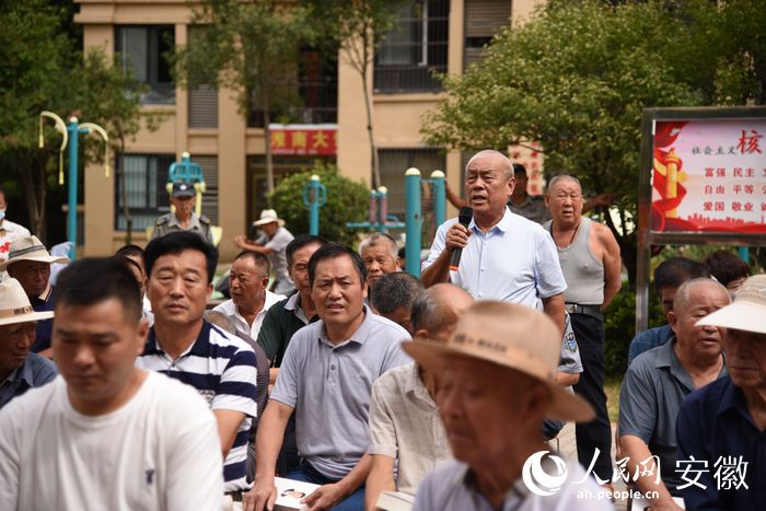 福和家园西区群众踊跃发言，提出意见。人民网 李希蒙摄