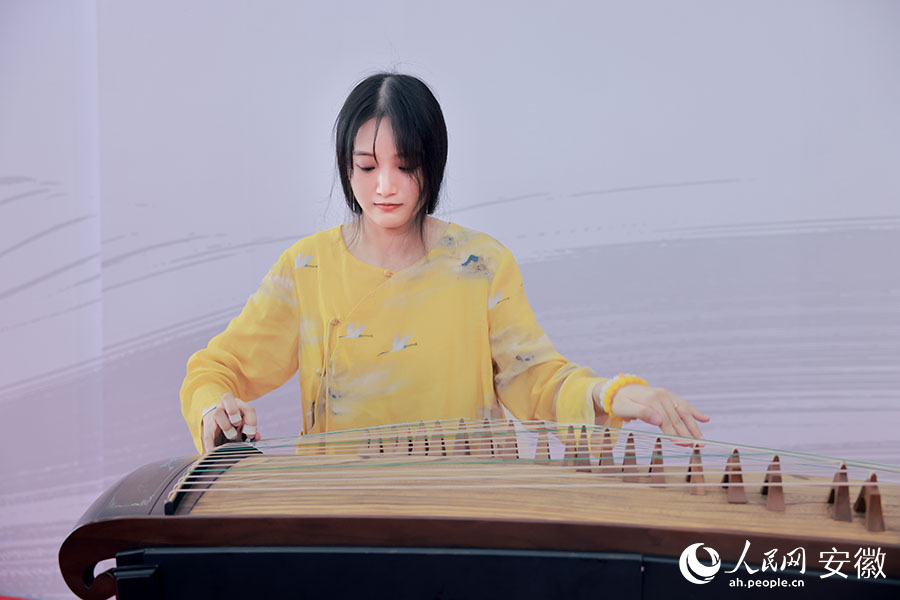 张羽弹奏古筝。人民网 王晓飞摄