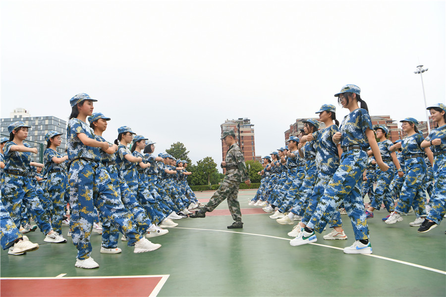 淮南二中高一新生在军训。陈彬摄