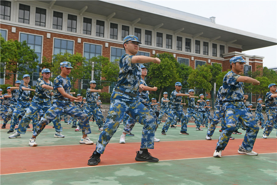 淮南二中高一新生在軍訓。陳彬攝