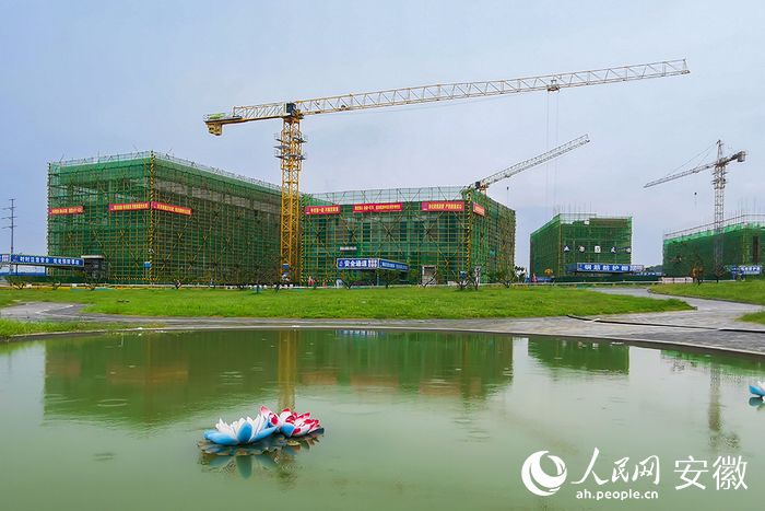 环境优美的施工现场。人民网记者 苗子健摄