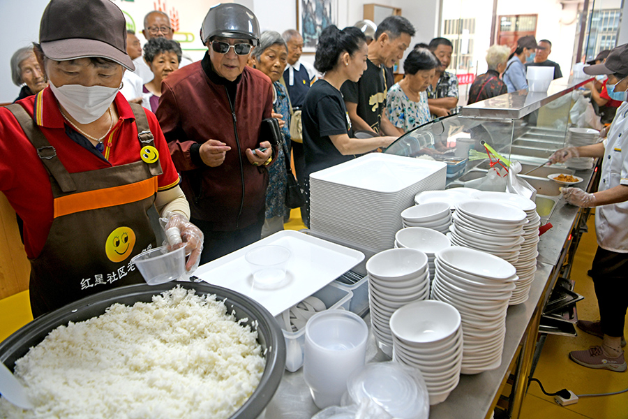 老人有序排隊取餐。陳彬攝