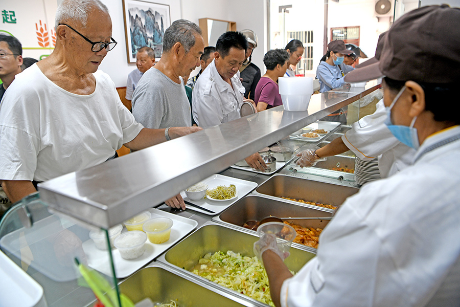 老人有序排隊取餐。陳彬攝