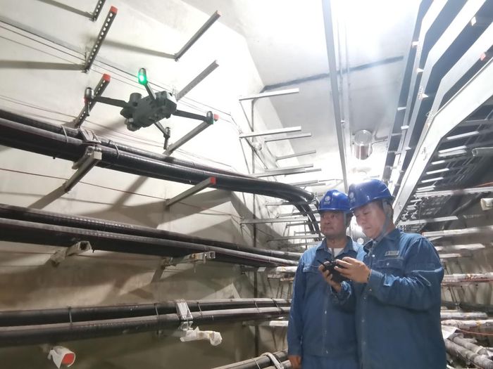 芜湖供电公司人员正在运用无人机开展地下中和管廊巡视。刘永江供图