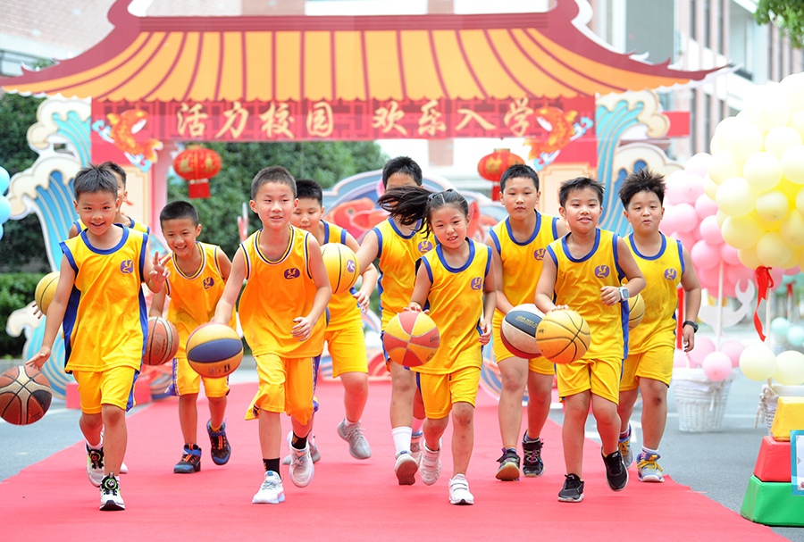 8月29日，在合肥市少儿艺术学校，孩子们表演拍篮球、轮滑、趣味跨栏等运动，迎接开学。解琛摄