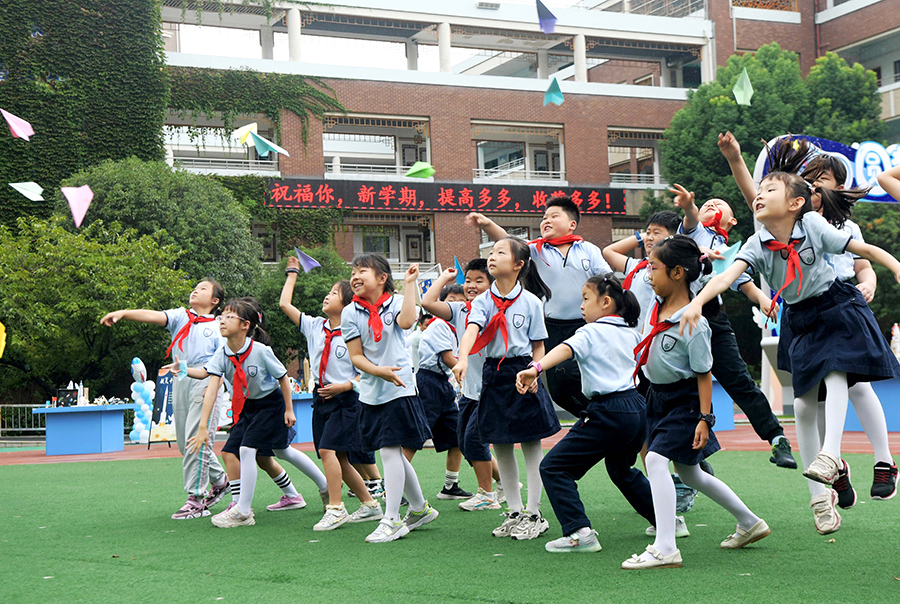 8月30日，在合肥市和平小学东校，孩子们通过观看航模手工展，体验航空航海模型和VR太空漫步等感受科技魅力，喜迎新学期。合肥瑶海区教体局供图