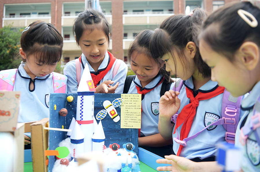 合肥市和平小学东校，孩子们通过观看航模手工展，体验航空航海模型和VR太空漫步等感受科技魅力，喜迎新学期。合肥市瑶海区教体局供图