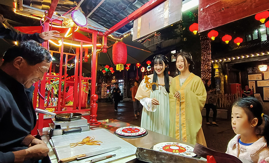 糖画现场制作。顾斌摄