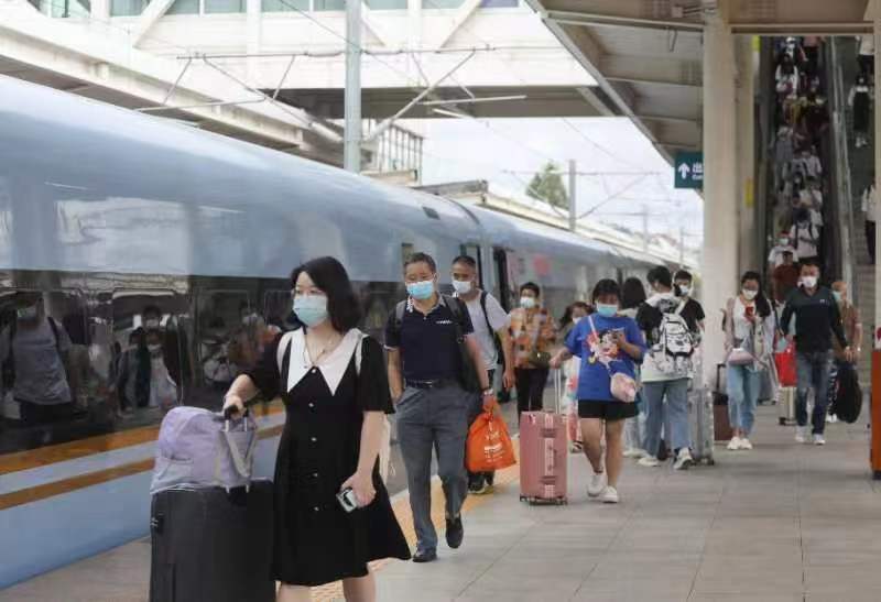 旅客在安庆火车站准备乘车出行