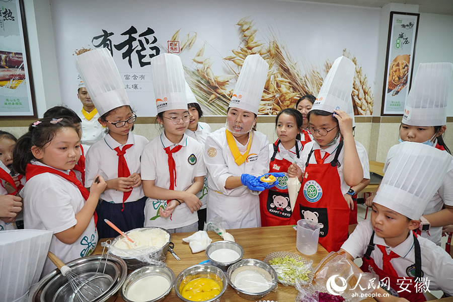 南门小学劳动课上，学生们正在学习制作蛋挞。人民网 陈若天摄