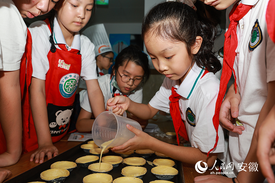 南门小学劳动课上，学生练习制作蛋挞。人民网 张俊摄