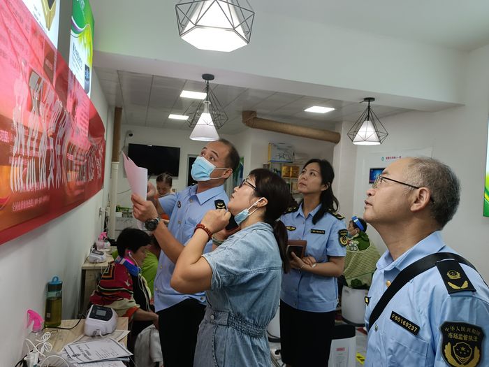 淮北市市場監管局執法人員在某理療店進行檢查。張幼勇供圖