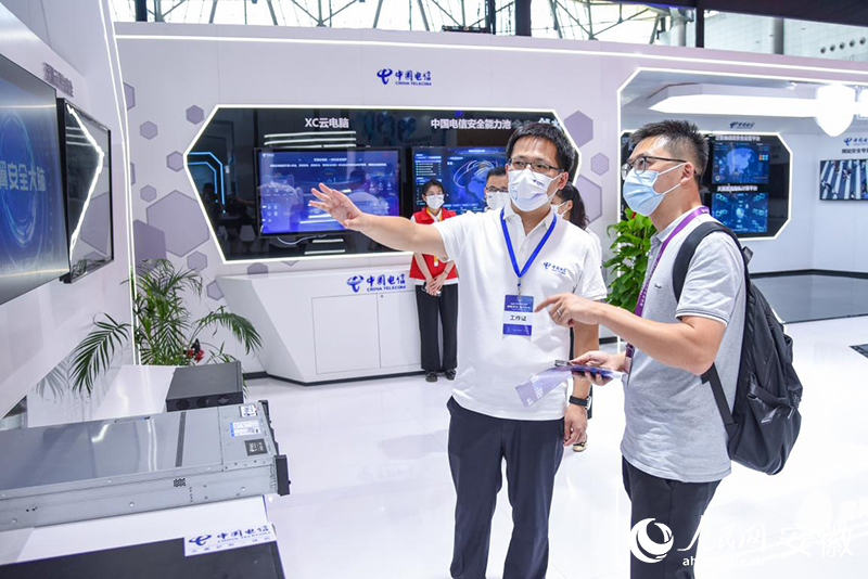 中国电信工作人员向参观者介绍天翼安全大脑。人民网 李希蒙摄