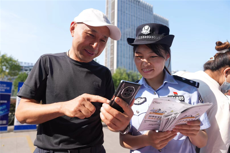 工作人员教市民下载反诈App。
