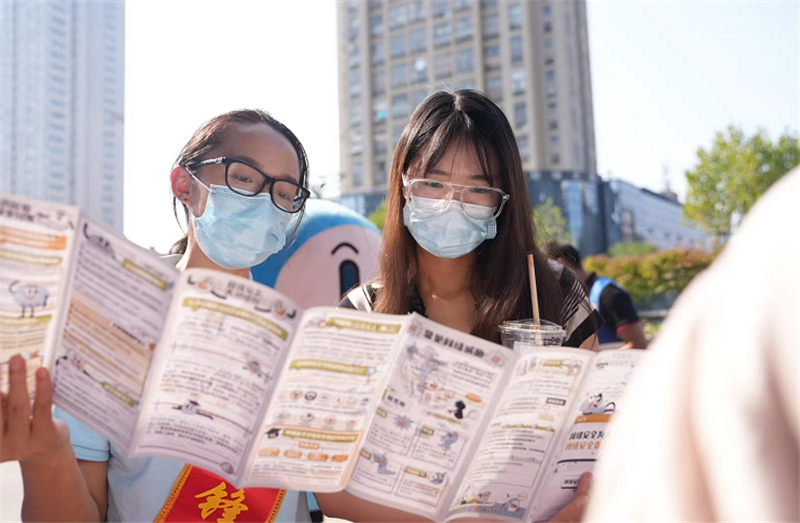 市民观看网络安全宣传单页。