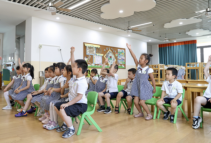 中铁四局幼儿园延时班，孩子们积极踊跃参加活动。王嫣然摄