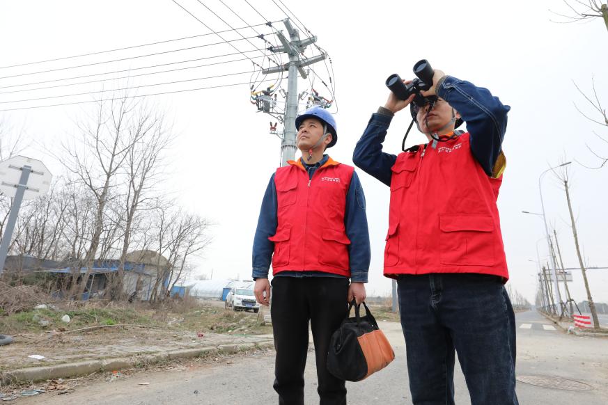 芜湖供电公司江北供电服务中心人员正在沈巷镇地区开展线路巡视运维工作。包严摄