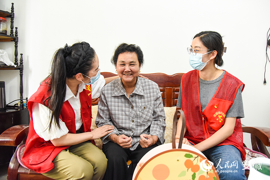 送月餅，聊家常。人民網 李希蒙攝