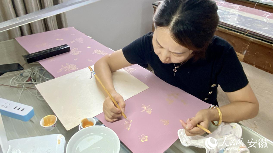 纸笺爱好者正学习在纸笺上描金。人民网 吕欢欢摄