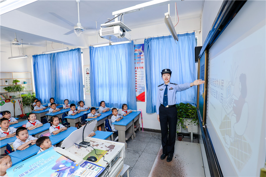 铜陵市公安局义安分局网安大队民警向小学生讲解网络安全常识。陈晨摄