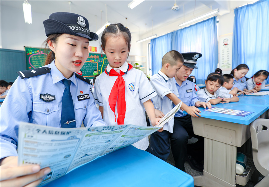 铜陵市公安局义安分局网安大队民警向小学生讲解网络安全常识。陈晨摄