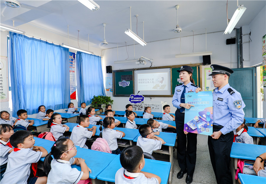 铜陵市公安局义安分局网安大队民警向小学生讲解网络安全常识。陈晨摄