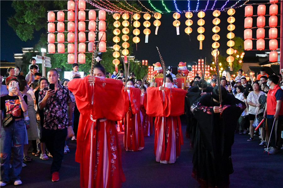 中秋之夜的鸠兹古镇，人头攒动，热闹非凡。芜湖市委宣传部供图