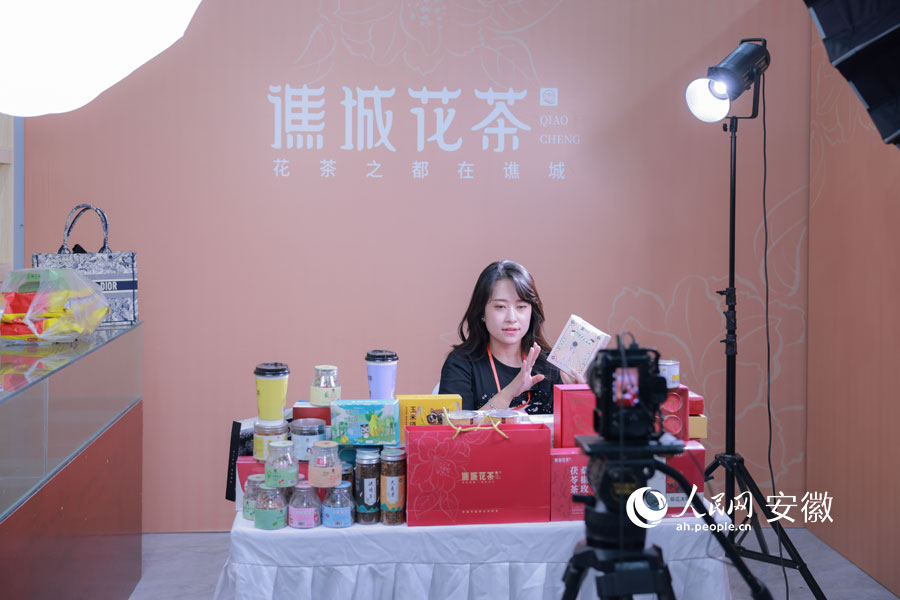 一位电商女主播正在直播间推介谯城花茶产品。人民网 王晓飞摄