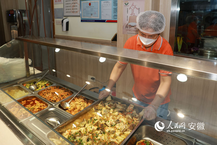 馬鞍山雨山區，社區助餐中心工作人員為就餐老人准備午餐。人民網 張俊攝