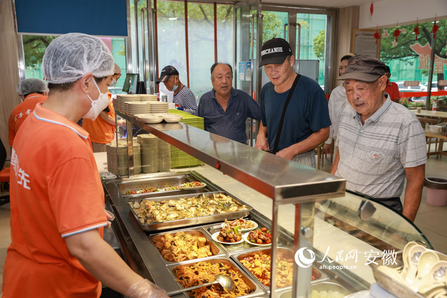 馬鞍山雨山區，社區助餐中心老人們可以按照自己喜好選擇菜品。人民網 張俊攝