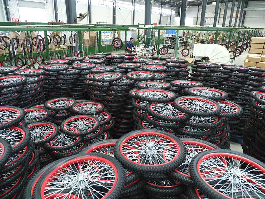 企业生产忙。李向前摄